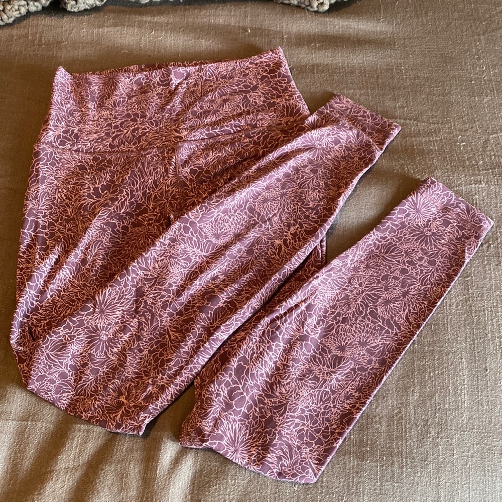 Lulu lemon purple and white floral pattern leggings